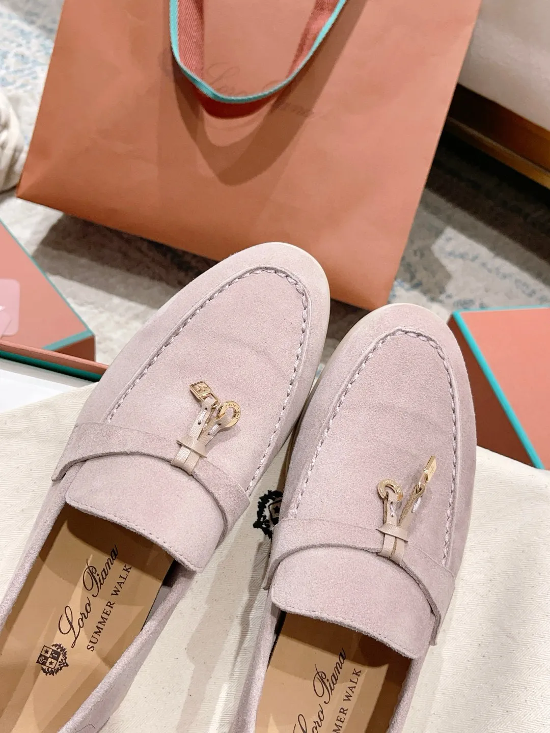 Factory price: 520💰4050 new color. Original purchase, 1⃣️: 1⃣️ folded and developed, Loro Piana professional model to try on feet, quality purchase level, flash sale of common products on the market, welcome to compare, original packaging. Fabric: Imported from Italy🐑High mercerized shearling, Lining: Hand-sewn mark thread in water-dyed cowhide imported from Italy🧵, high-end and elegant. Comfortable on the feet. Size: Women's 35-42 (41, 42) customized, non-returnable, men's 38-45 (46, 47, 48) customized, non-refundable. Fashionable boutiques that you can’t miss, a must-have item